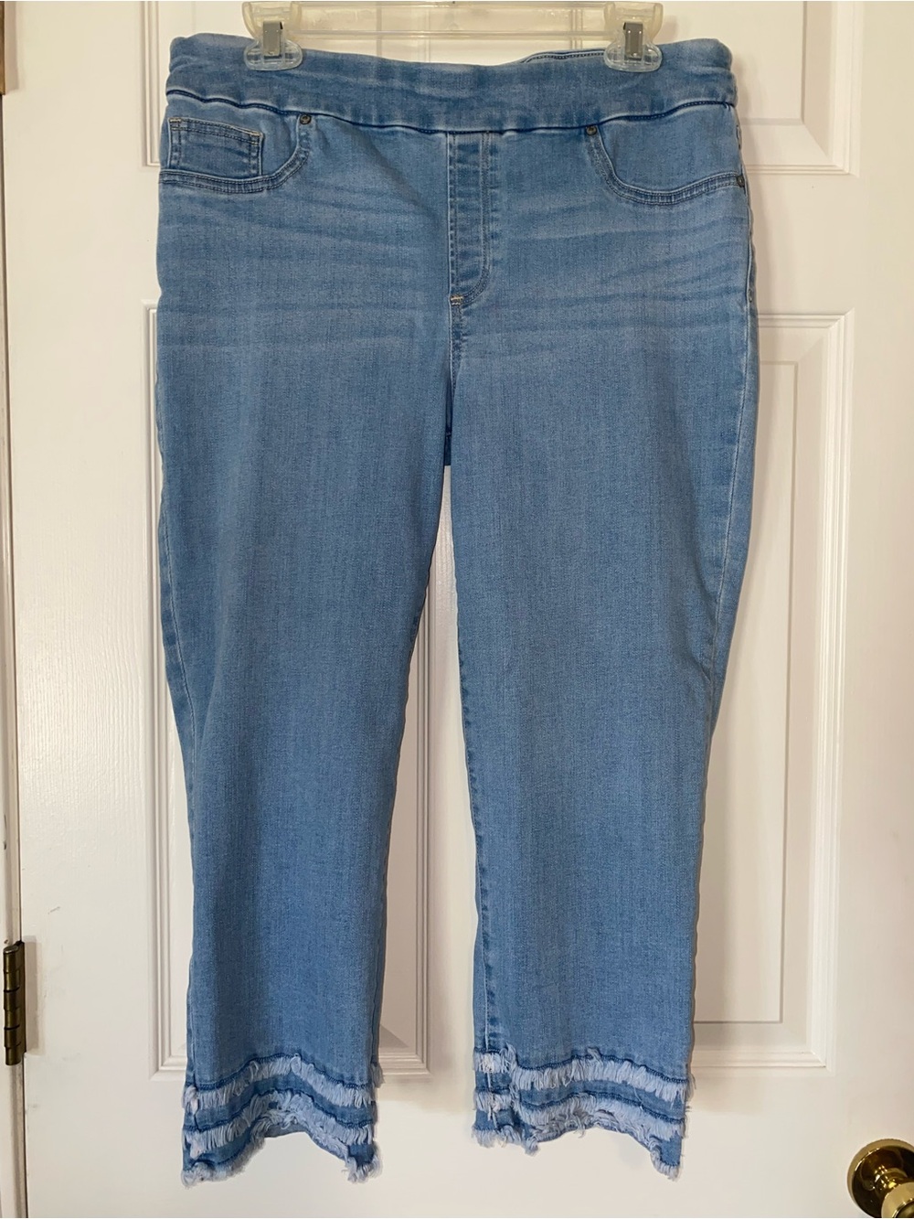 Chico's Light Blue Cropped Pull-On Capri Jeans with Frayed Tiered Hem